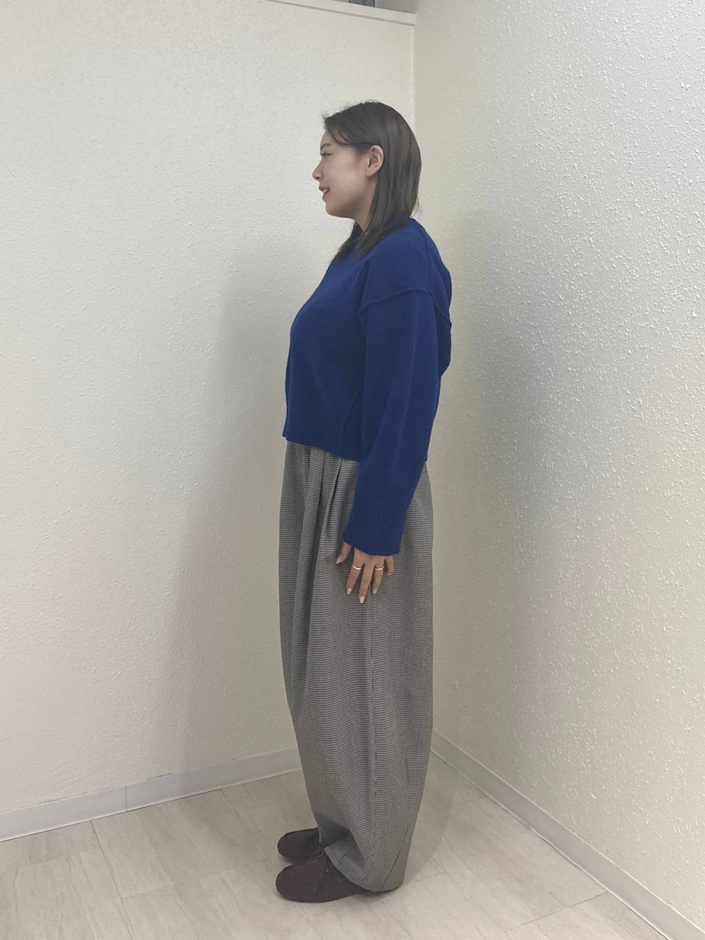 ブラウン系のモカシン/デッキシューズ、ブルー系のTシャツ/カットソーを着用したレディースの冬コーディネートの2枚目の写真