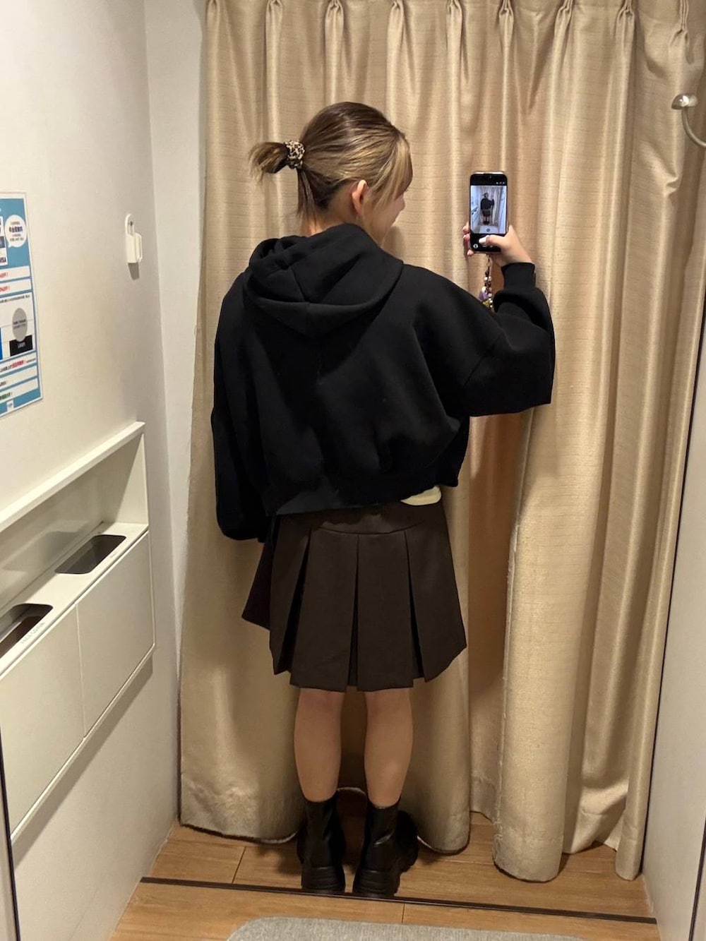 ブラック系のブーツ、ブラック系のパーカー、イエロー系のTシャツ/カットソーを着用したレディースの冬コーディネートの2枚目の写真