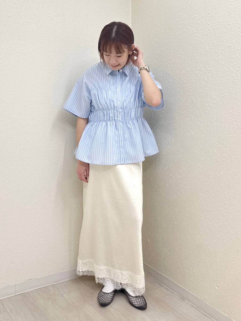 シルバー系のその他シューズ、ブルー系のTシャツ/カットソー、ホワイト系のスカートを着用したレディースの春コーディネートの2枚目の写真