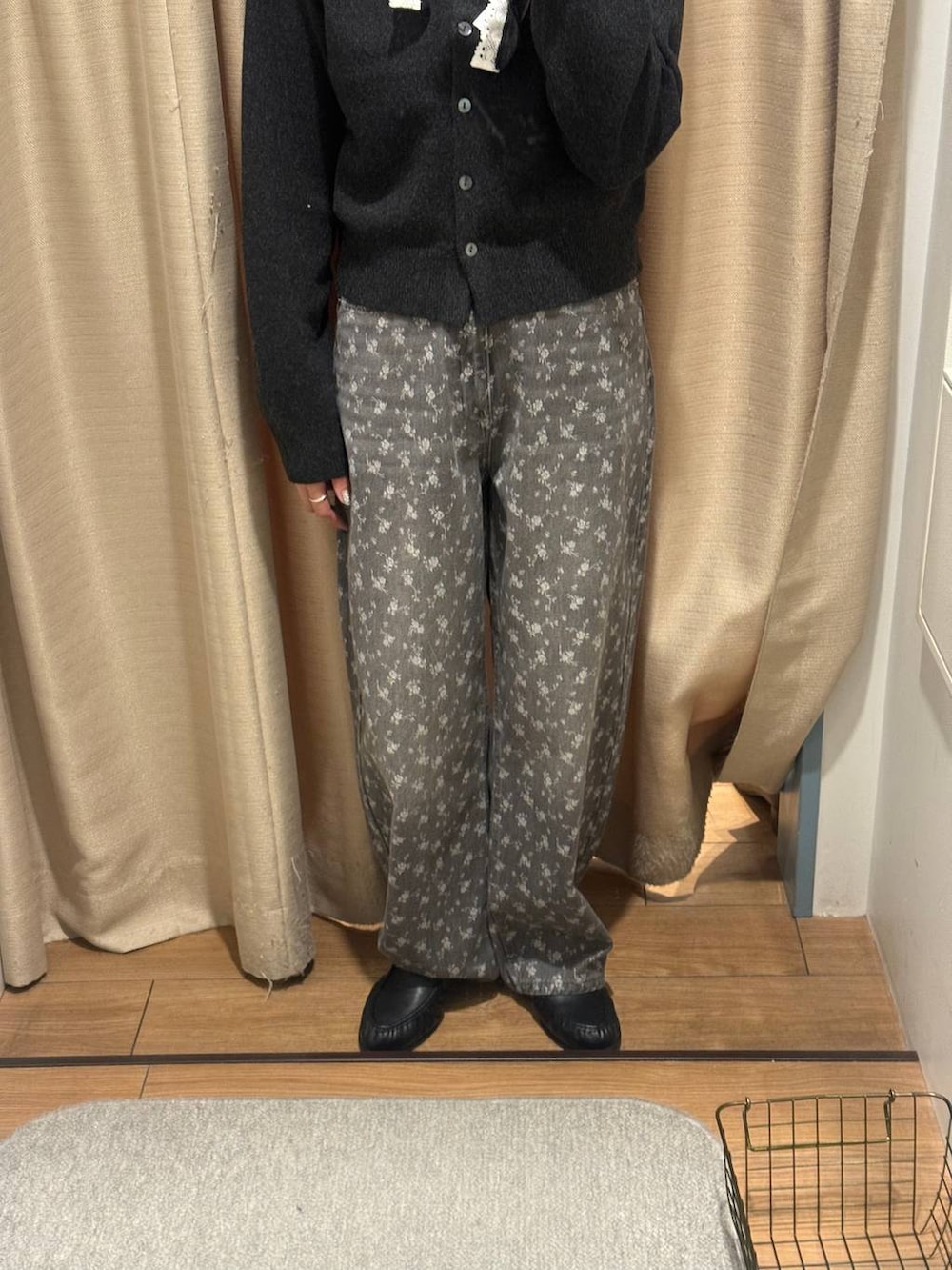 グレー系のカーディガン/ボレロ、ブラック系のローファー、ブラック系のデニムパンツを着用したレディースの秋コーディネートの3枚目の写真