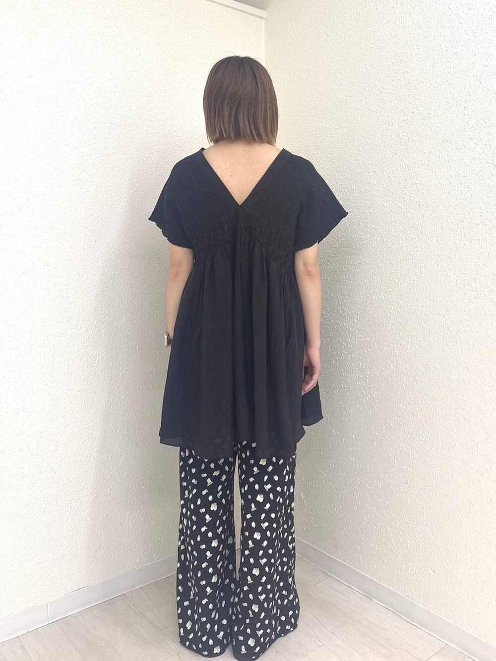 ブラック系のシャツ/ブラウス、ブラック系のサンダル、ブルー系のキャミソールを着用したレディースの夏コーディネートの2枚目の写真