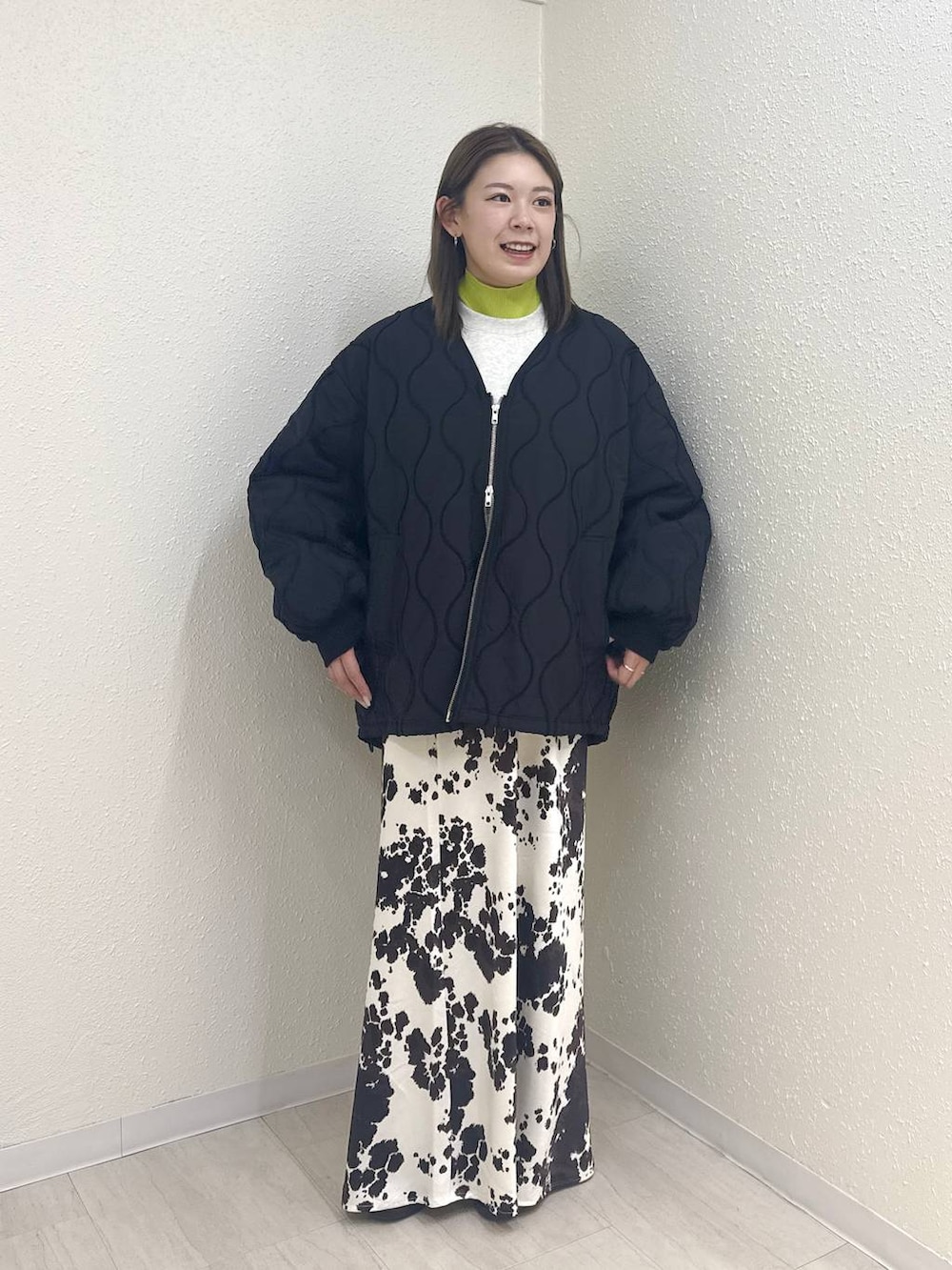 その他のスカート、イエロー系のニット/セーター、ブラック系のローファーを着用したレディースの冬コーディネートの2枚目の写真