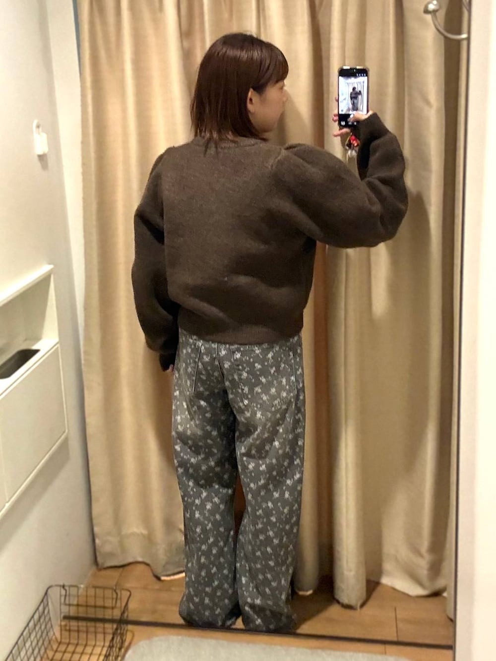 ブラック系のローファー、ブラック系のデニムパンツ、ブラウン系のノーカラージャケットを着用したレディースの秋コーディネートの4枚目の写真