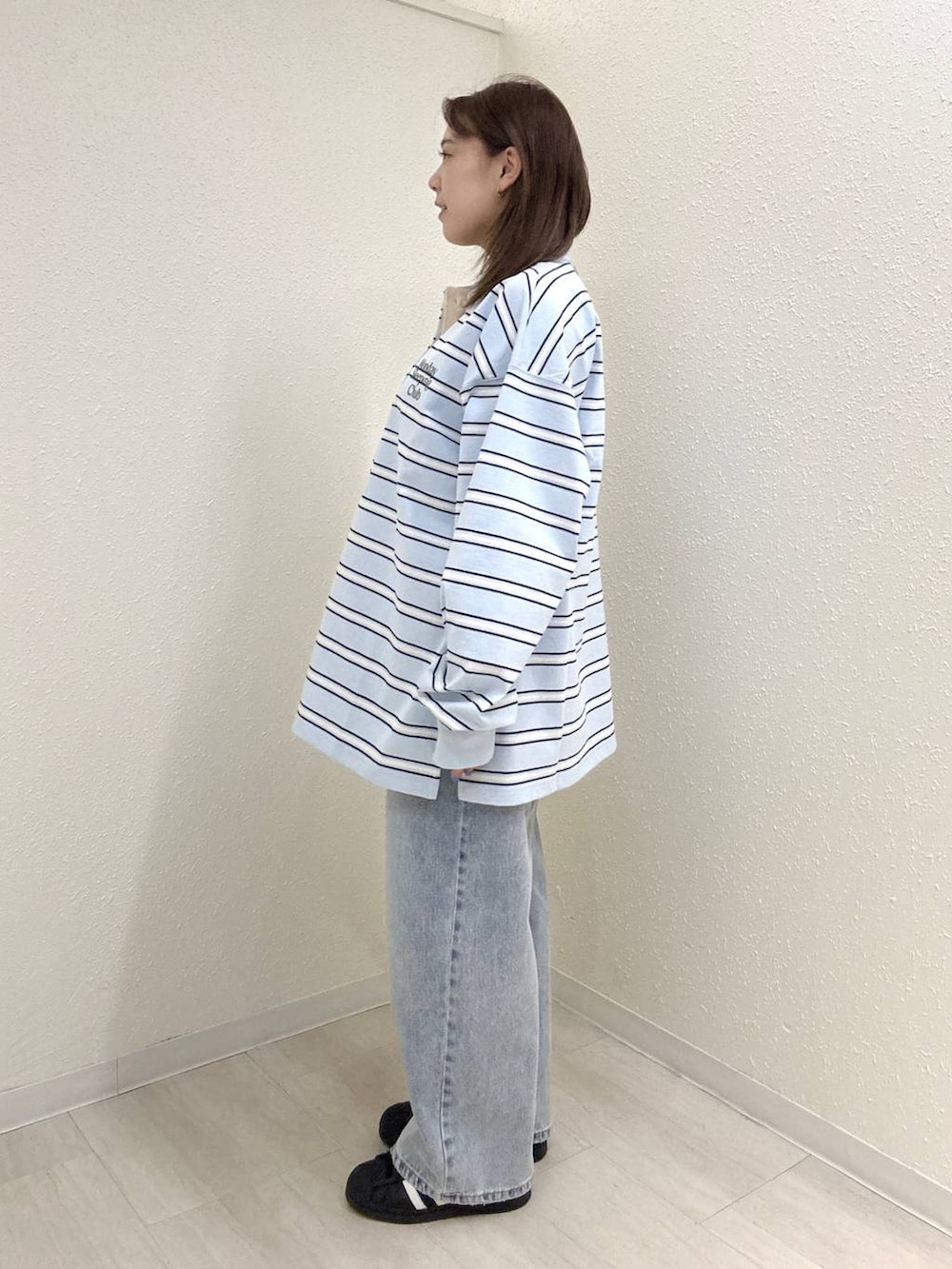 ブルー系のデニムパンツ、ブルー系のTシャツ/カットソーを着用したレディースの春コーディネートの3枚目の写真