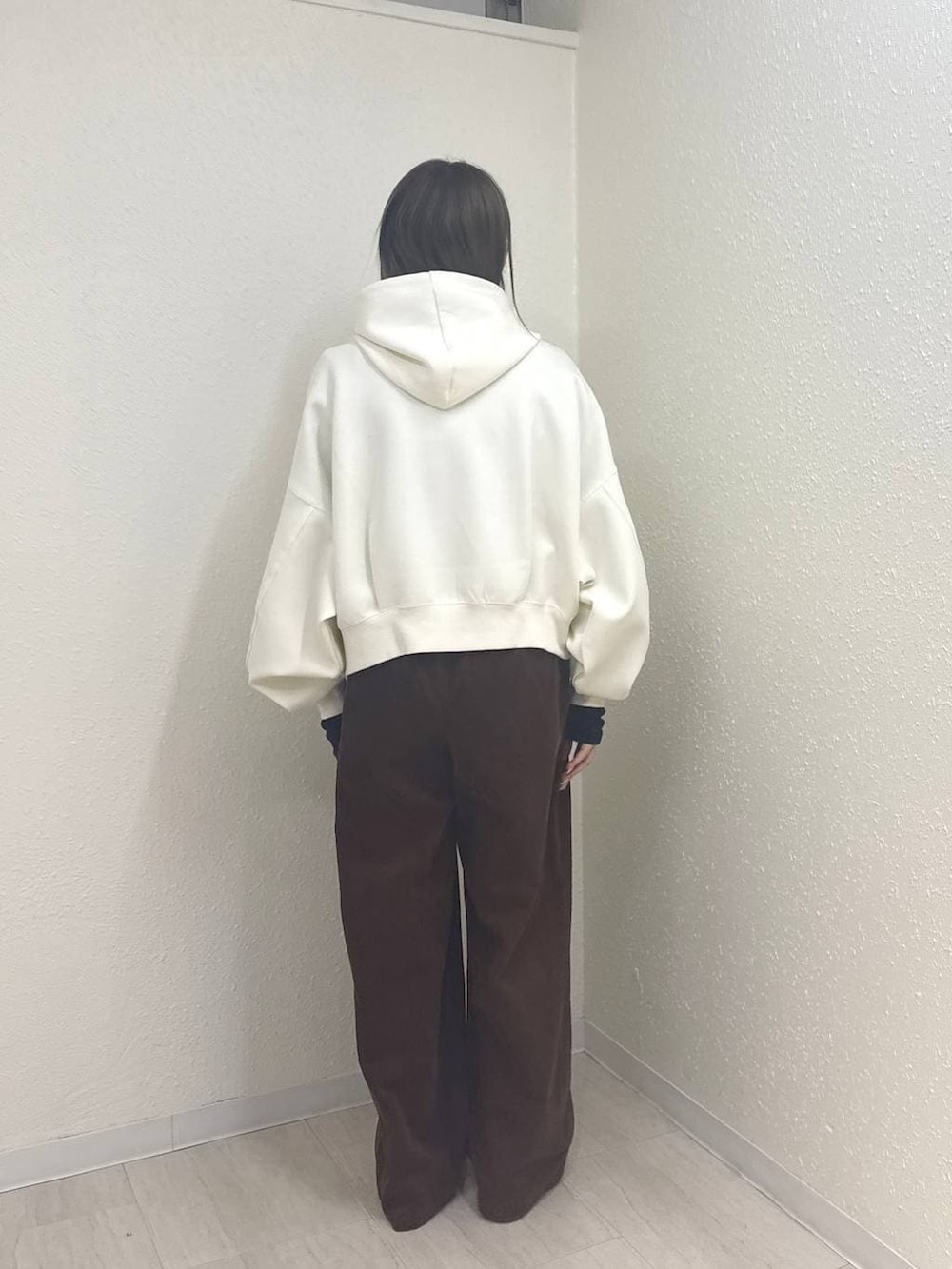 ブラウン系のその他パンツ、その他のローファー、ベージュ系のパーカーを着用したレディースの冬コーディネートの3枚目の写真