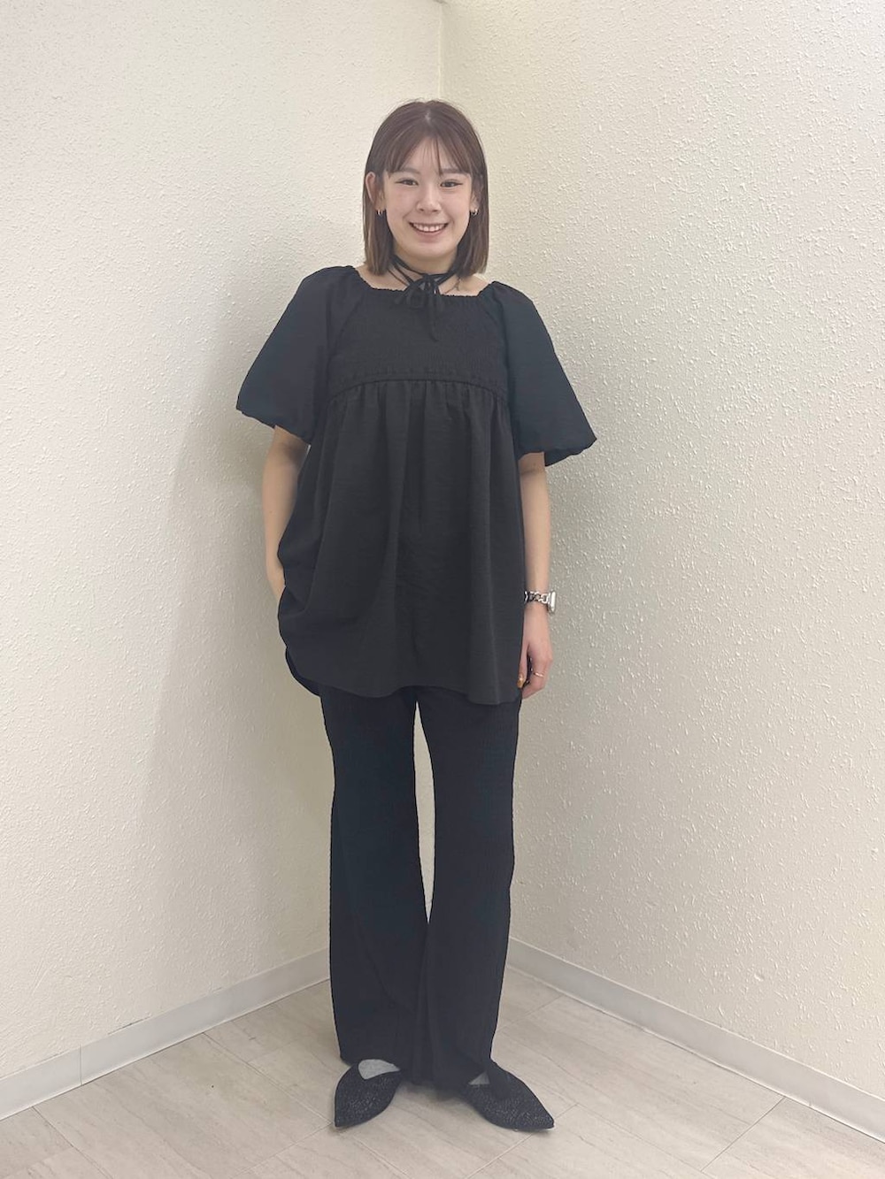 ブラック系のパンプス、ブラック系のその他パンツ、ブラック系のシャツ/ブラウスを着用したレディースの春コーディネートの2枚目の写真