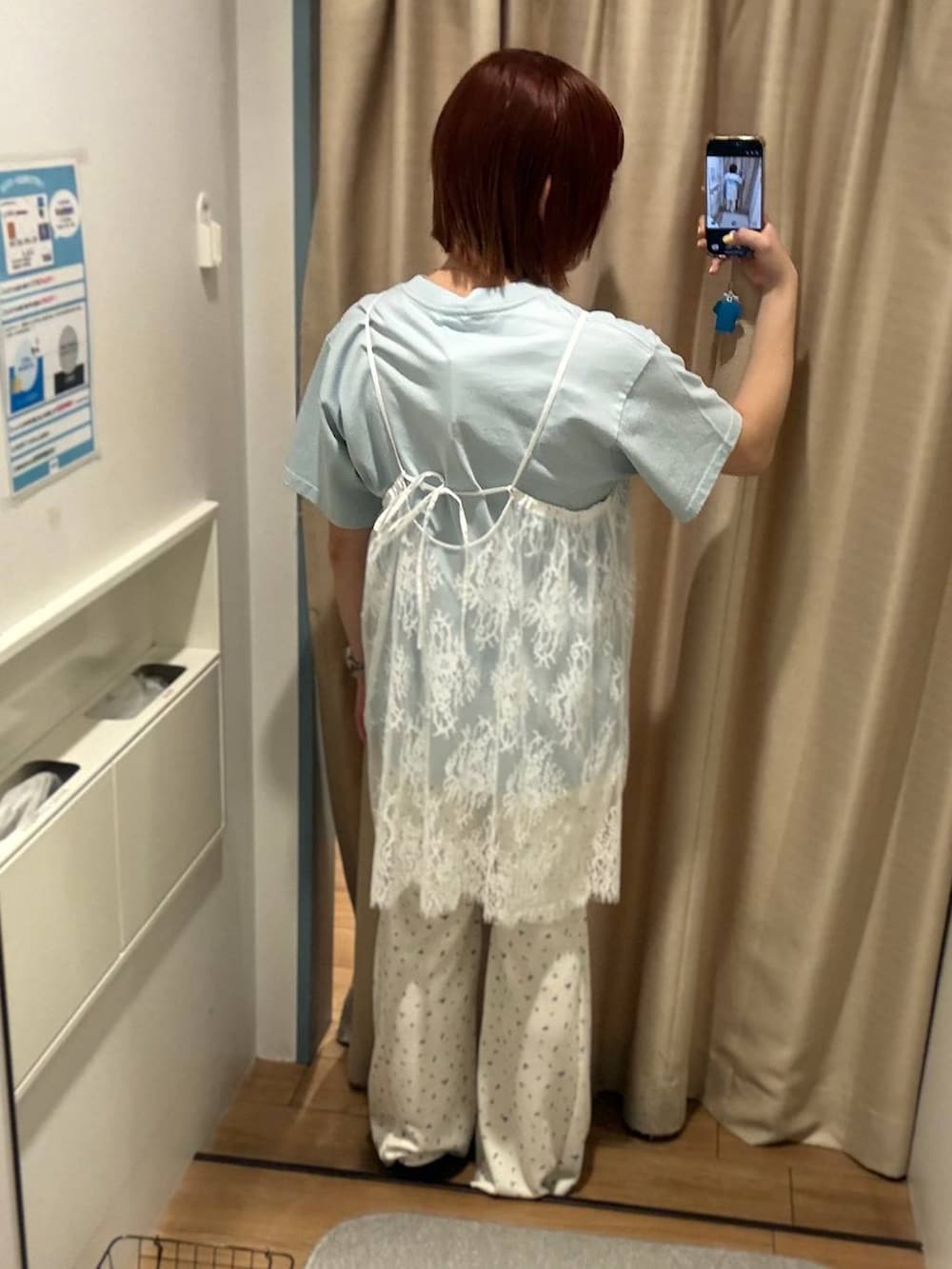 ブラック系のスニーカー、ホワイト系のその他パンツ、ブルー系のTシャツ/カットソーを着用したレディースの春コーディネートの2枚目の写真