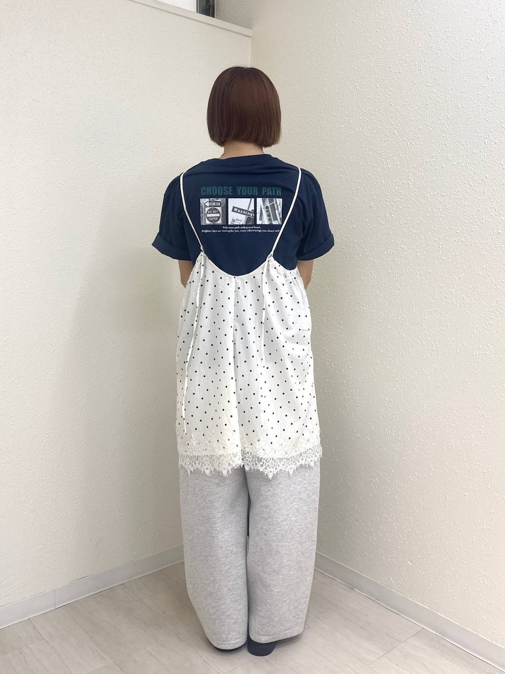 ブルー系のTシャツ/カットソー、グレー系のスウェットパンツ、ブラウン系のサンダルを着用したレディースの夏コーディネートの4枚目の写真