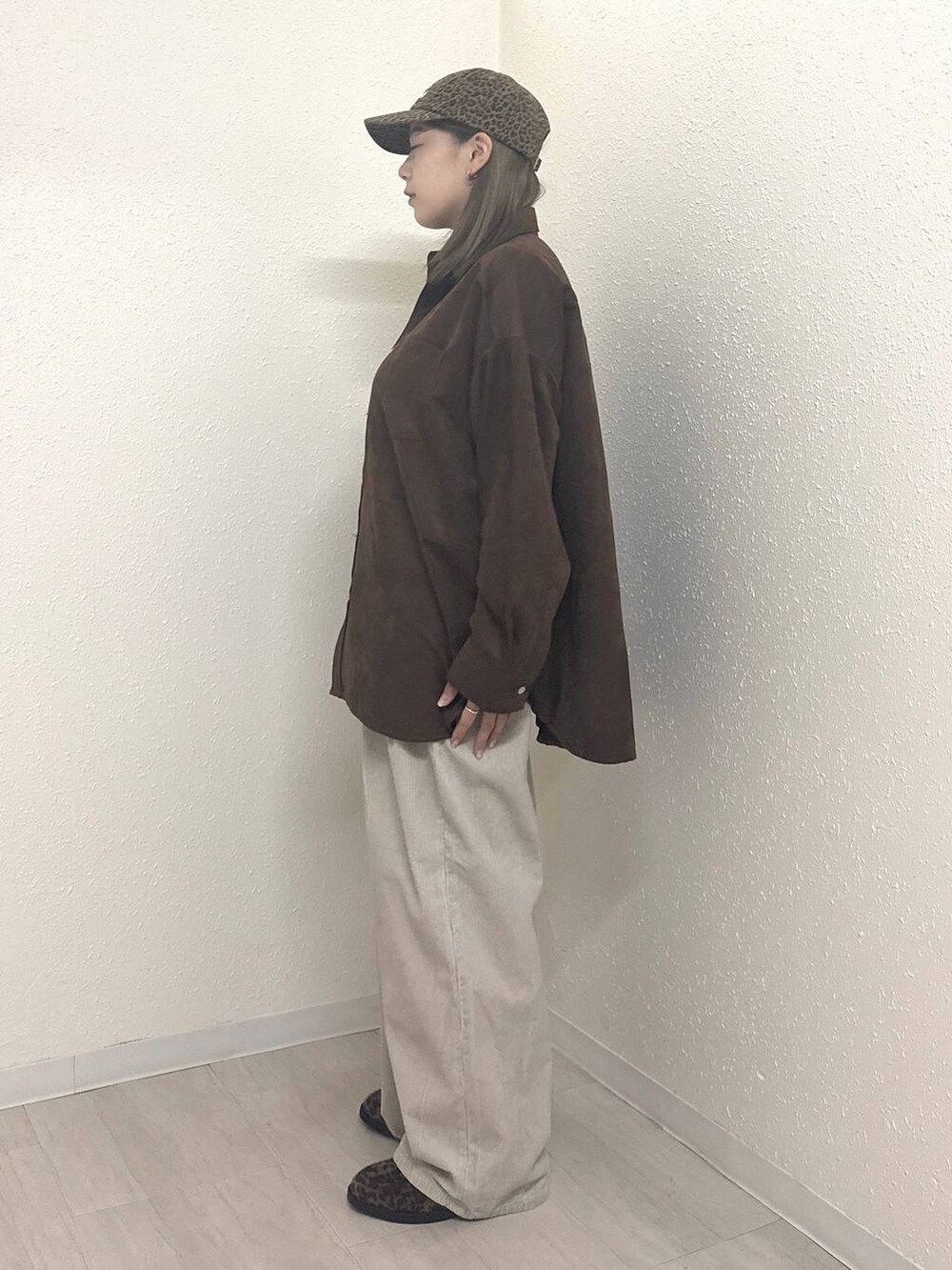ホワイト系のその他パンツ、ブラウン系のシャツ/ブラウス、その他のローファーを着用したレディースの秋コーディネートの3枚目の写真