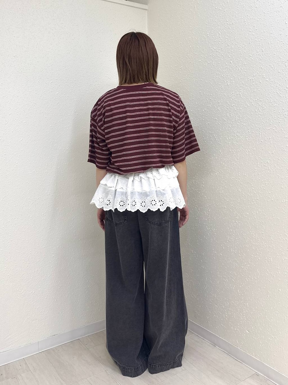 ブラック系のデニムパンツ、ホワイト系のサンダル、ブラウン系のTシャツ/カットソーを着用したレディースの春コーディネートの4枚目の写真