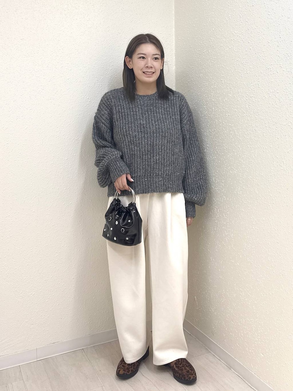 ベージュ系のスウェットパンツ、その他のローファー、ブラック系のハンドバッグを着用したレディースの冬コーディネートの2枚目の写真