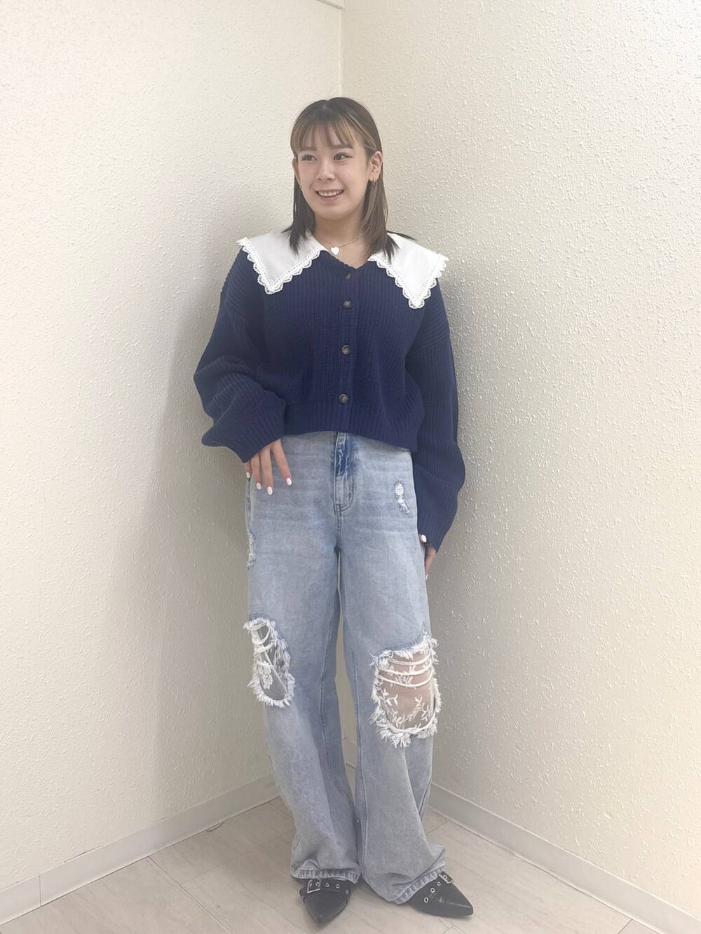 ブルー系のデニムパンツ、ブルー系のカーディガン/ボレロを着用したレディースの春コーディネートの3枚目の写真