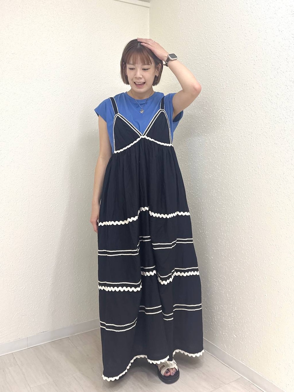 ブルー系のTシャツ/カットソー、ホワイト系のサンダル、ブラック系のワンピースを着用したレディースの夏コーディネートの2枚目の写真