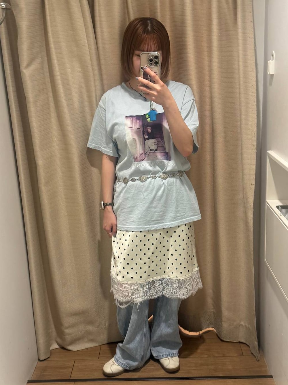 ブルー系のデニムパンツ、ブルー系のTシャツ/カットソー、ホワイト系のスカートを着用したレディースの夏コーディネートの2枚目の写真