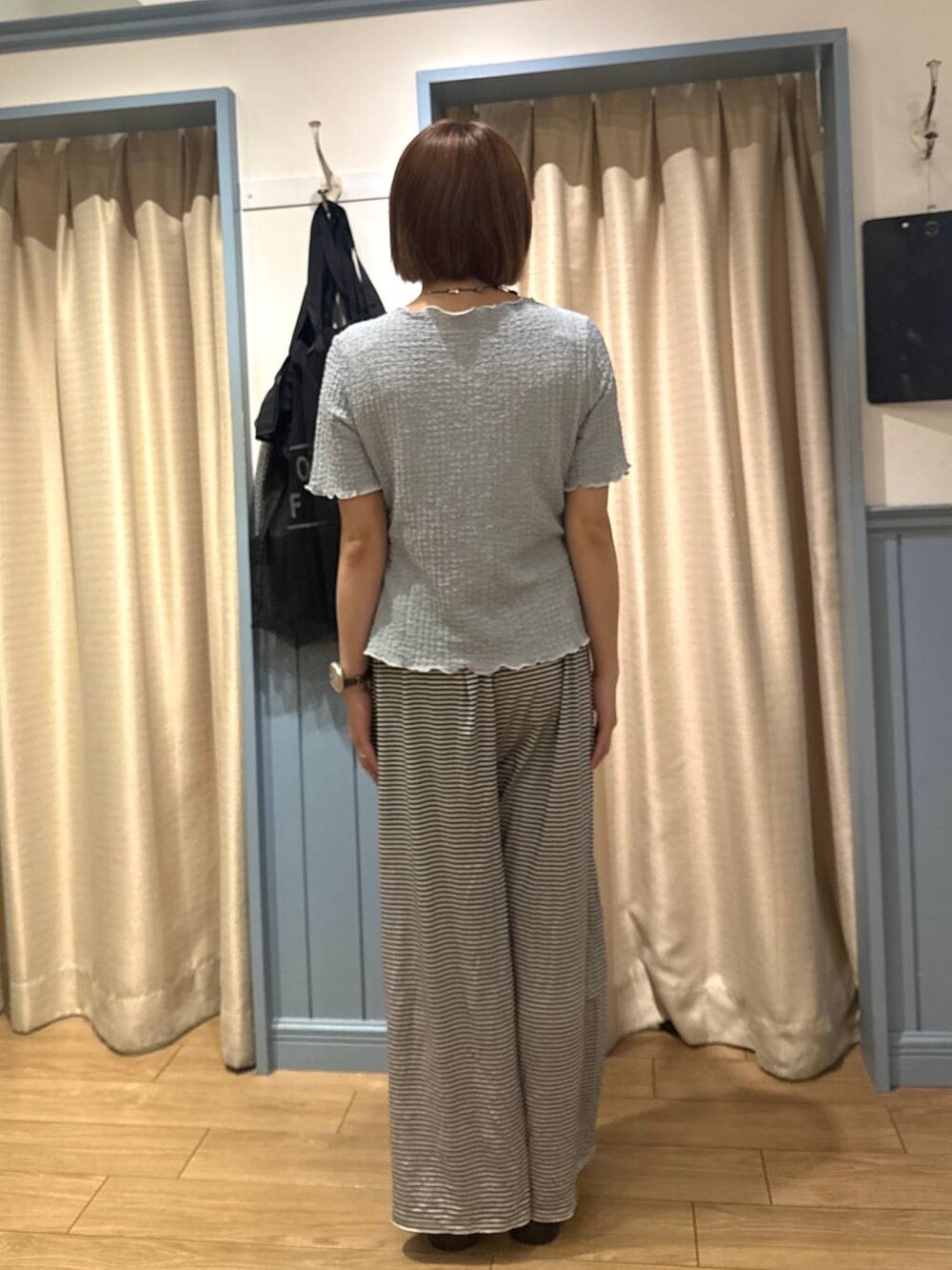 ブルー系のカーディガン/ボレロ、ホワイト系のその他パンツ、ブラウン系のサンダルを着用したレディースの夏コーディネートの4枚目の写真