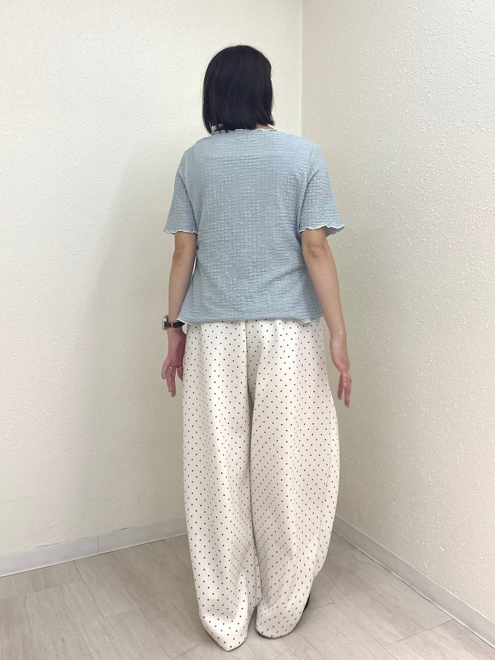 ブルー系のカーディガン/ボレロ、ホワイト系のスウェットパンツ、ブラック系のサンダルを着用したレディースの夏コーディネートの2枚目の写真