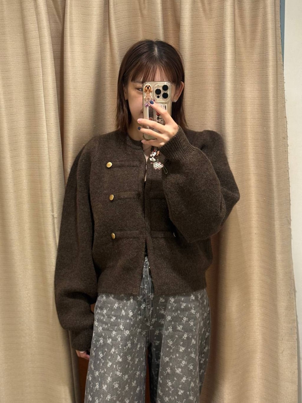 ブラック系のローファー、ブラック系のデニムパンツ、ブラウン系のノーカラージャケットを着用したレディースの秋コーディネートの2枚目の写真