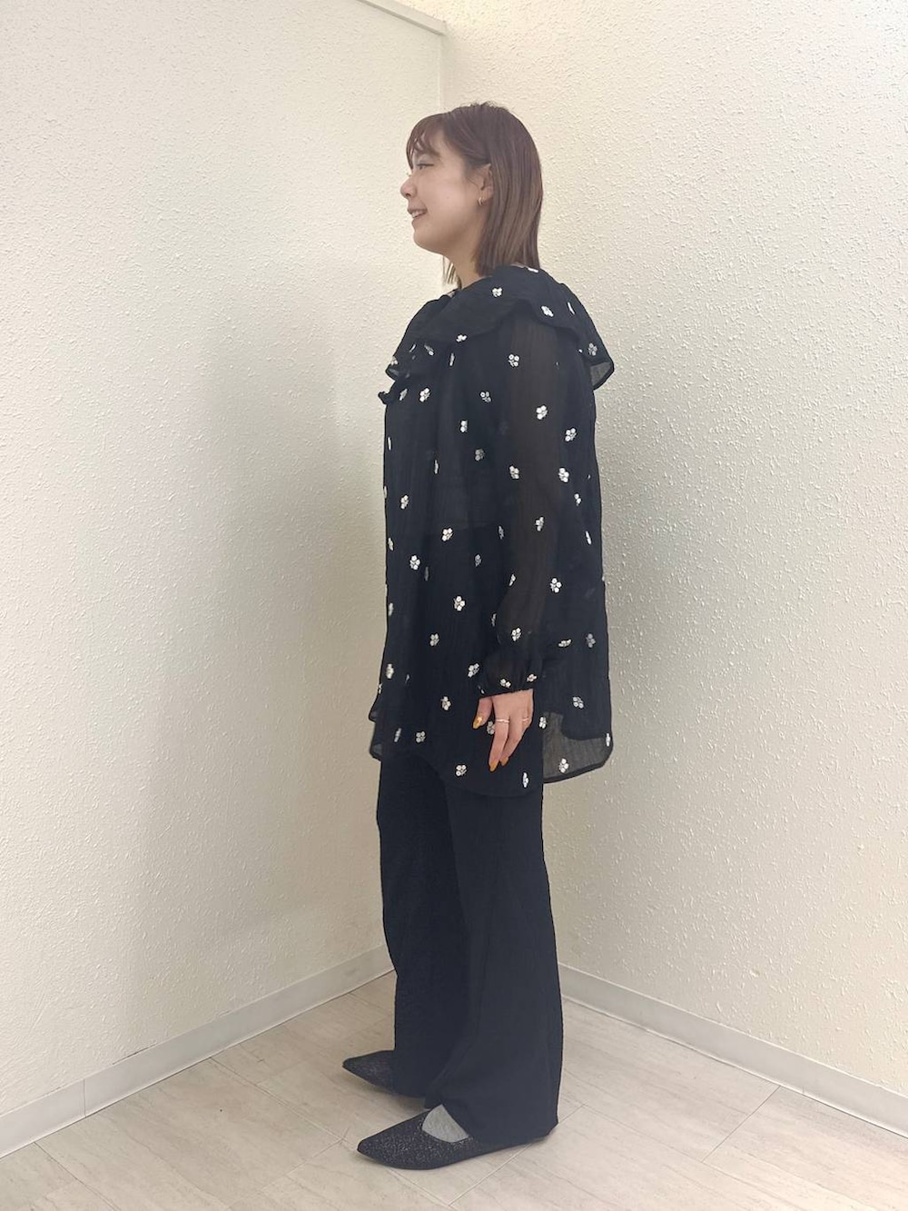 ブラック系のパンプス、ブラック系のその他パンツ、ブラック系のワンピースを着用したレディースの春コーディネートの2枚目の写真