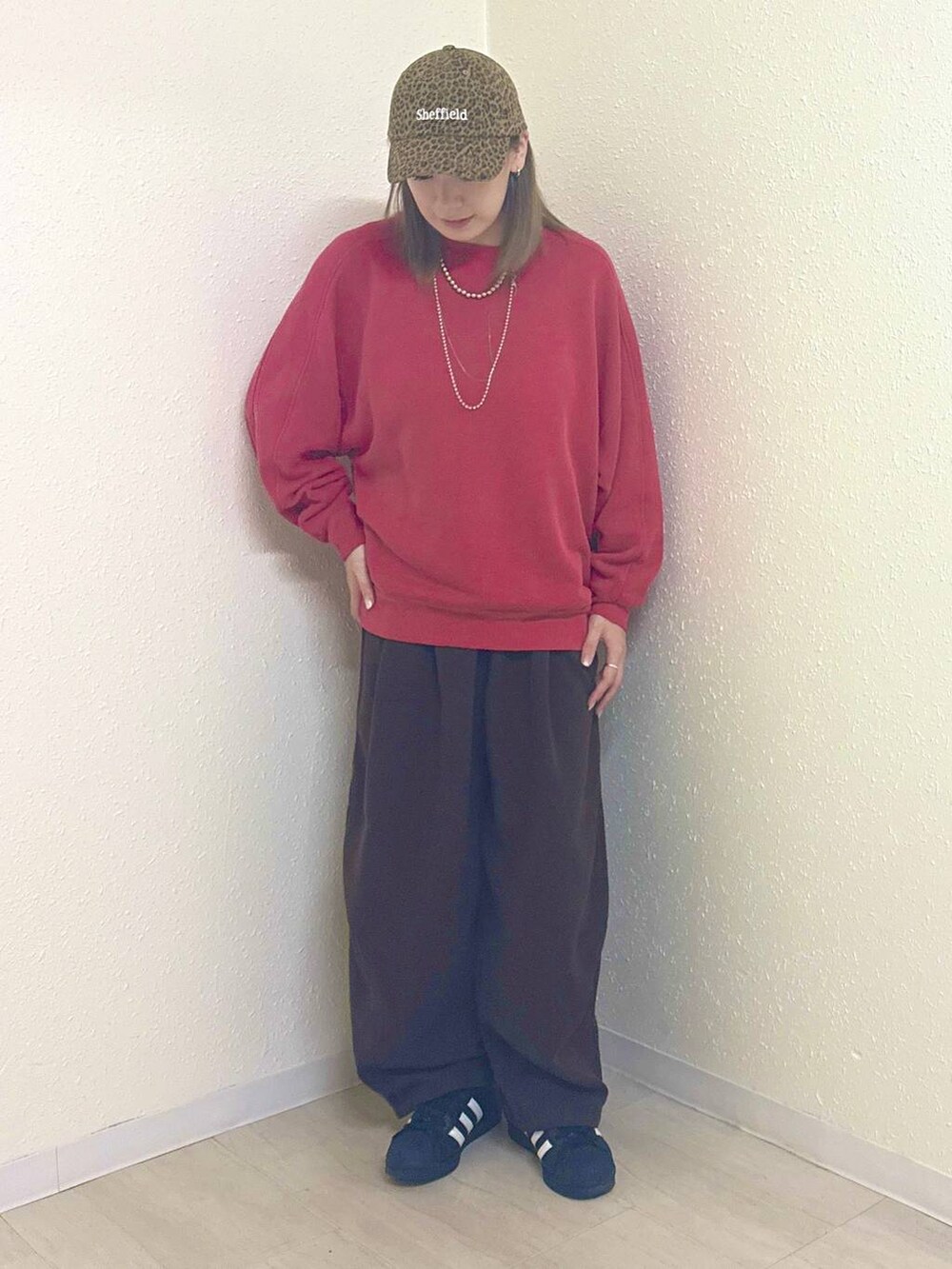 ブラウン系のその他パンツ、レッド系のスウェット、シルバー系のネックレスを着用したレディースの秋コーディネートの2枚目の写真