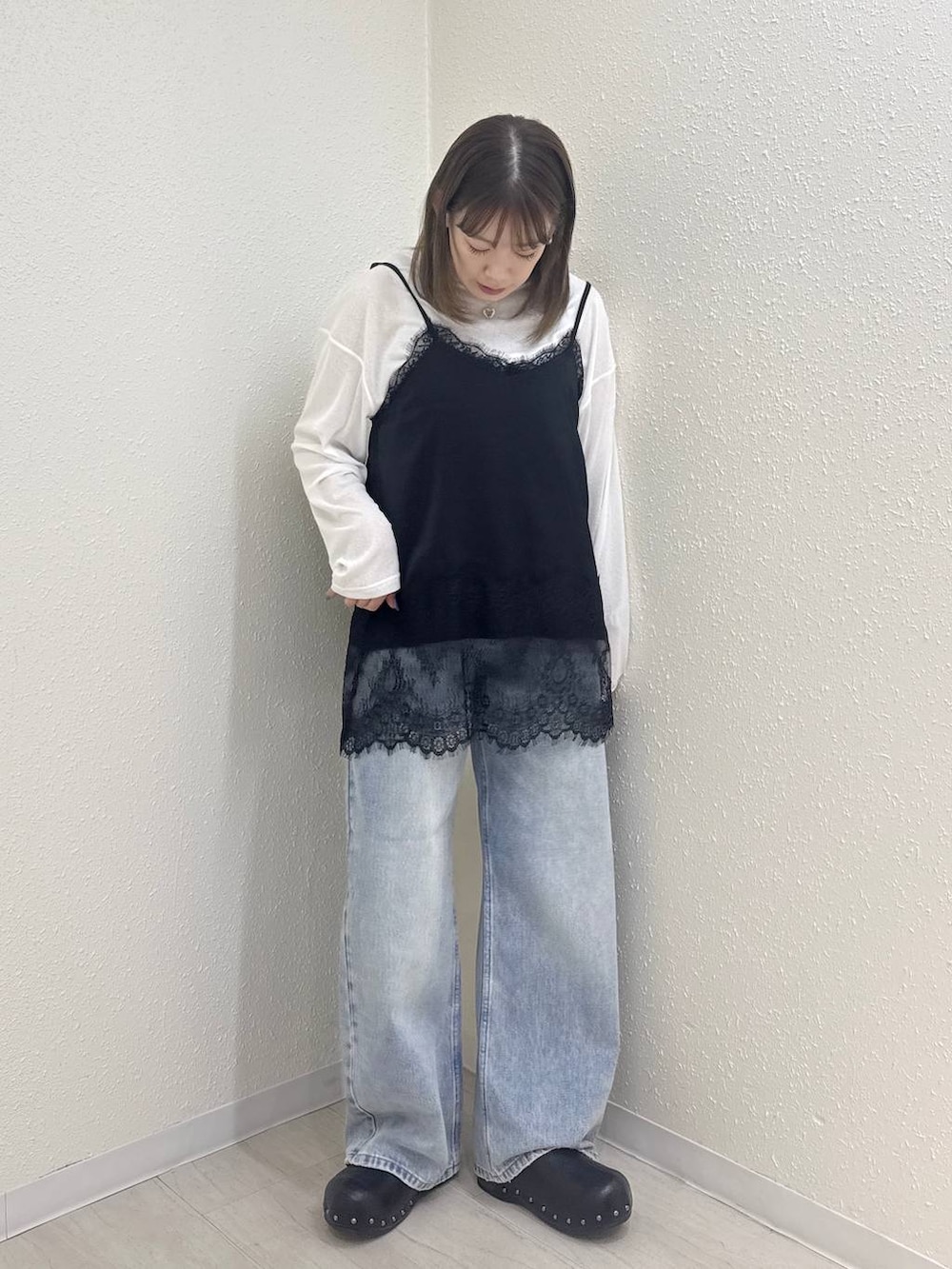 ホワイト系のTシャツ/カットソー、ブルー系のデニムパンツ、ブラック系のサンダルを着用したレディースの春コーディネートの3枚目の写真