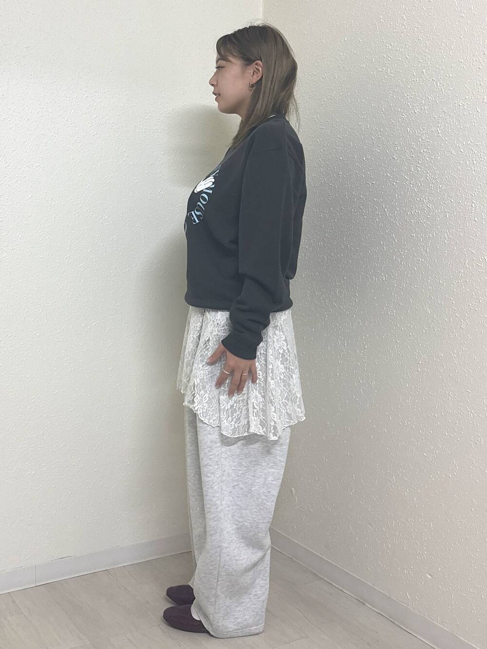 グレー系のスウェットパンツ、ホワイト系のスカート、グレー系のスウェットを着用したレディースの秋コーディネートの3枚目の写真