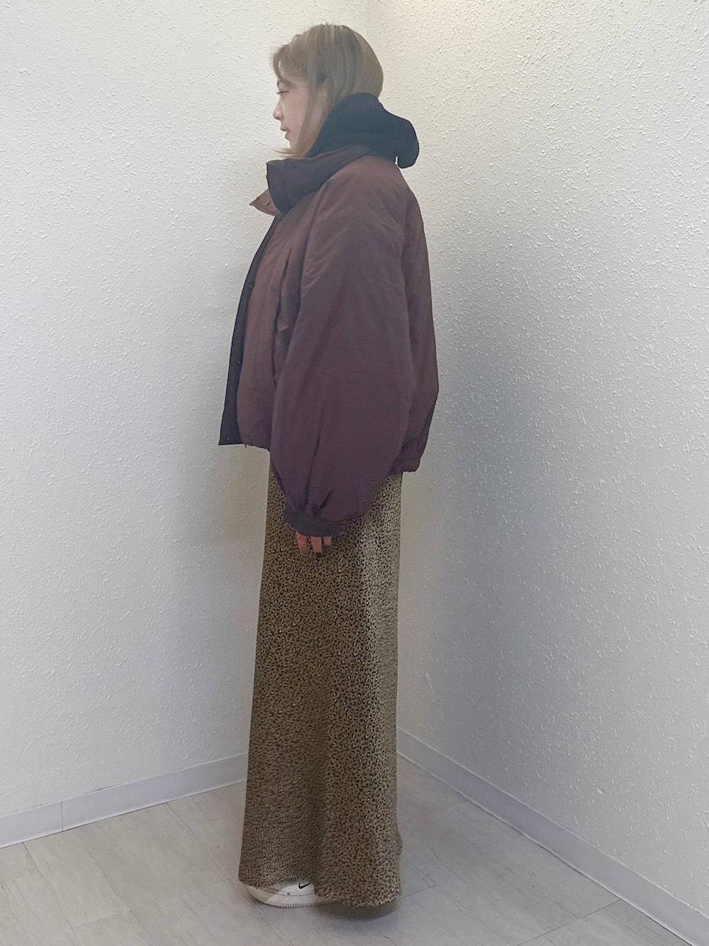 ブラウン系のその他アウター、その他のスカート、ブラック系のパーカーを着用したレディースの秋コーディネートの2枚目の写真