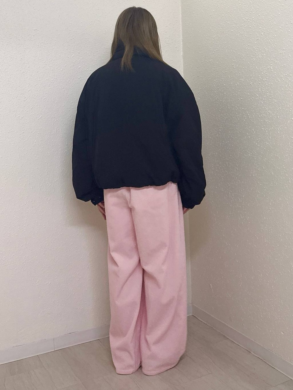 ブラック系のその他アウター、ピンク系のその他パンツ、ブラック系のローファーを着用したレディースの秋コーディネートの2枚目の写真