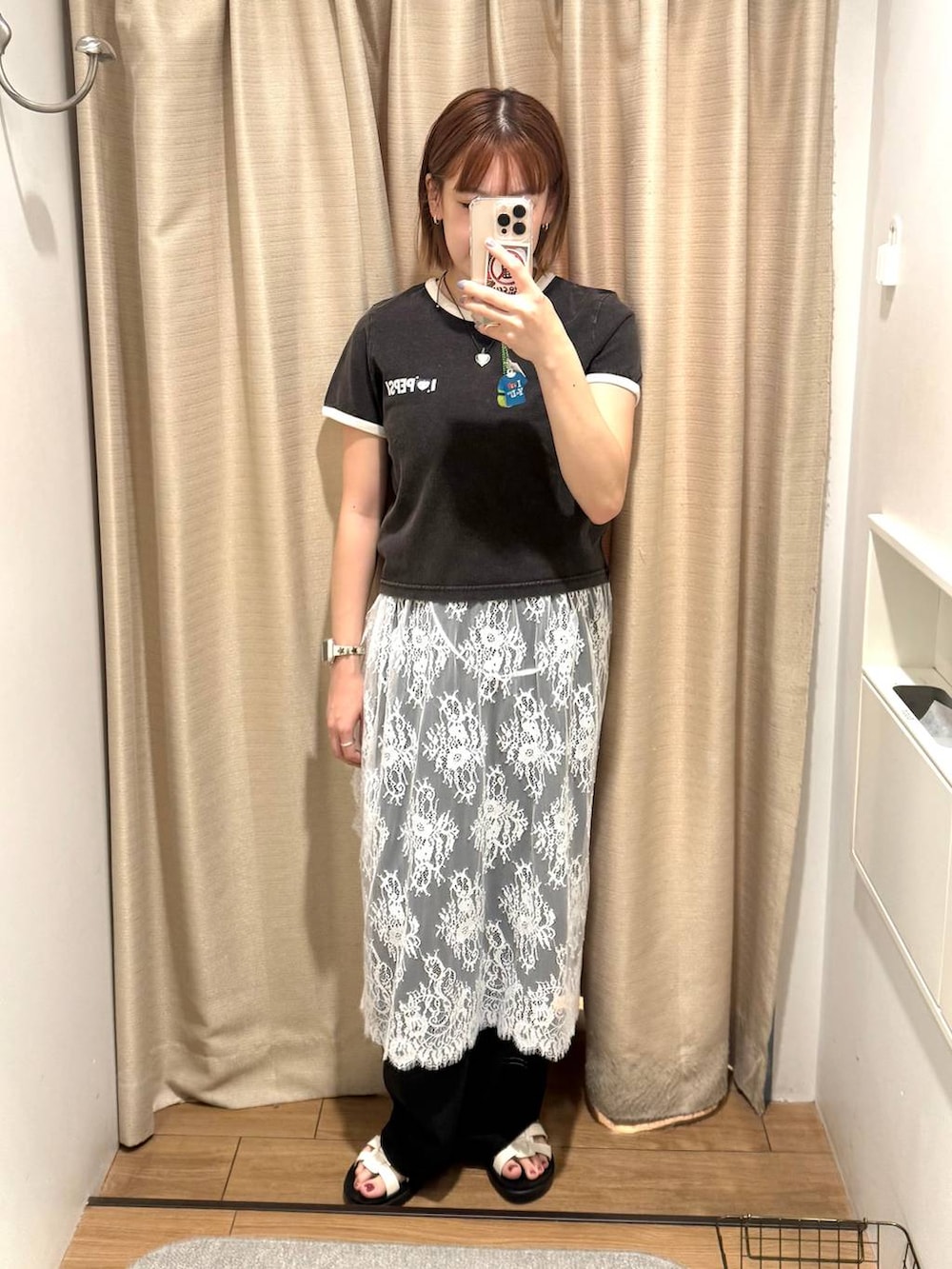 ブラック系のその他パンツ、ホワイト系のサンダル、グレー系のTシャツ/カットソーを着用したレディースの春コーディネートの2枚目の写真