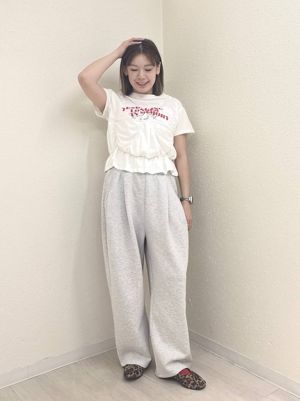 グレー系のスウェットパンツ、ホワイト系のTシャツ/カットソーを着用したレディースの春コーディネートの3枚目の写真