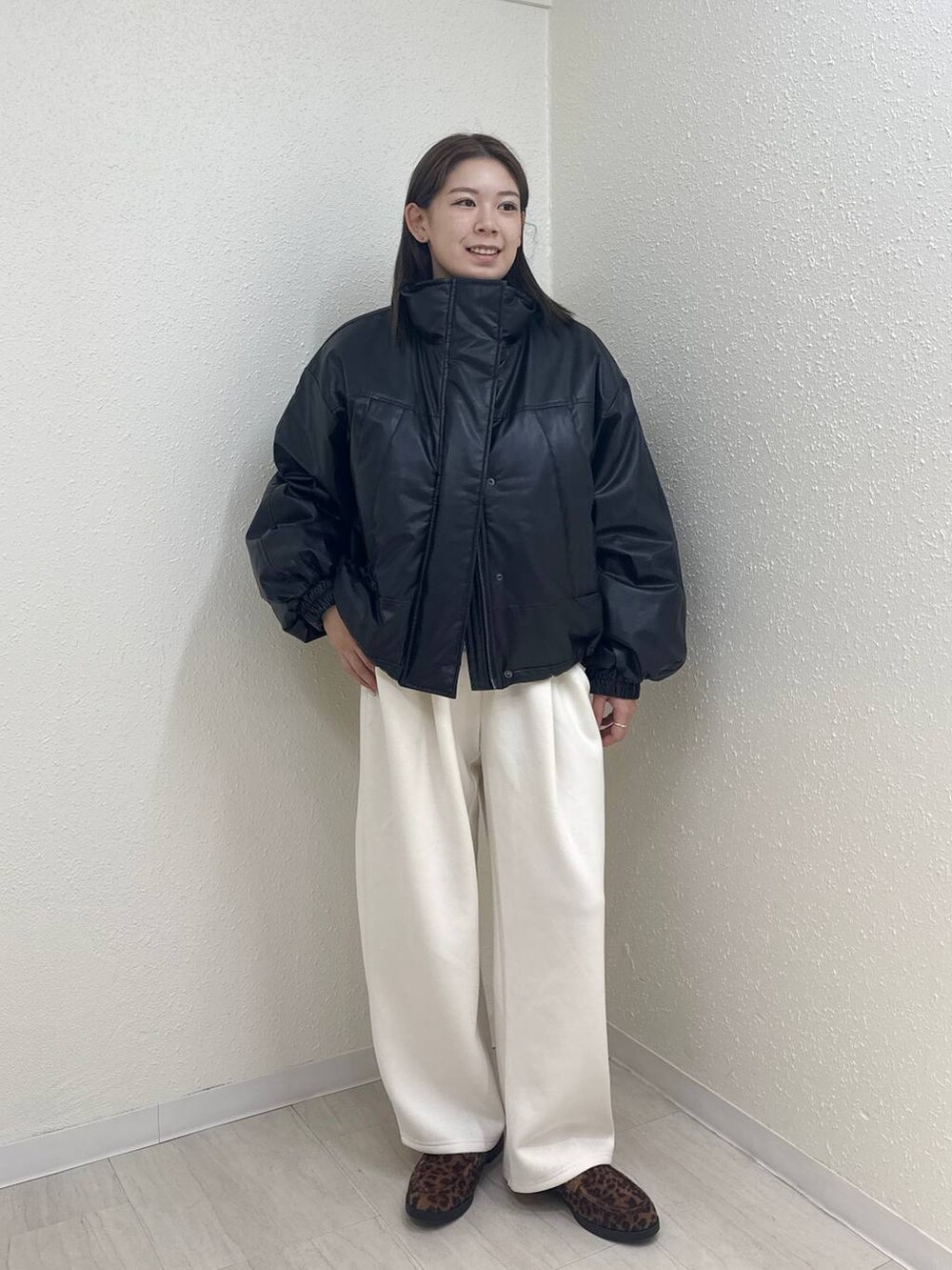 ベージュ系のスウェットパンツ、ブラック系のブルゾン、その他のローファーを着用したレディースの冬コーディネートの2枚目の写真