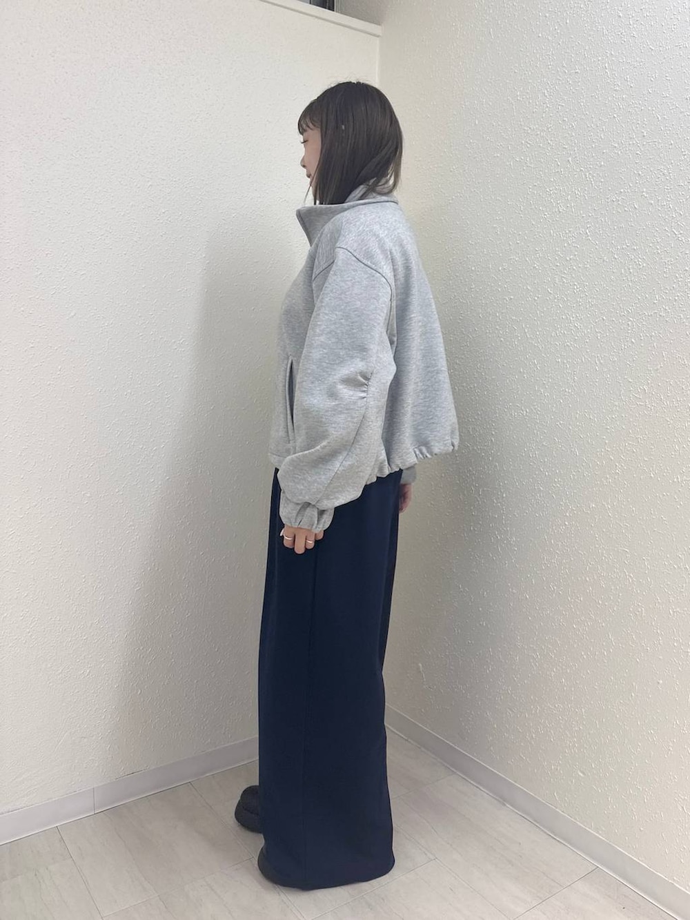 ブラック系のサンダル、ブルー系のスウェットパンツ、イエロー系のスウェットを着用したレディースの冬コーディネートの2枚目の写真