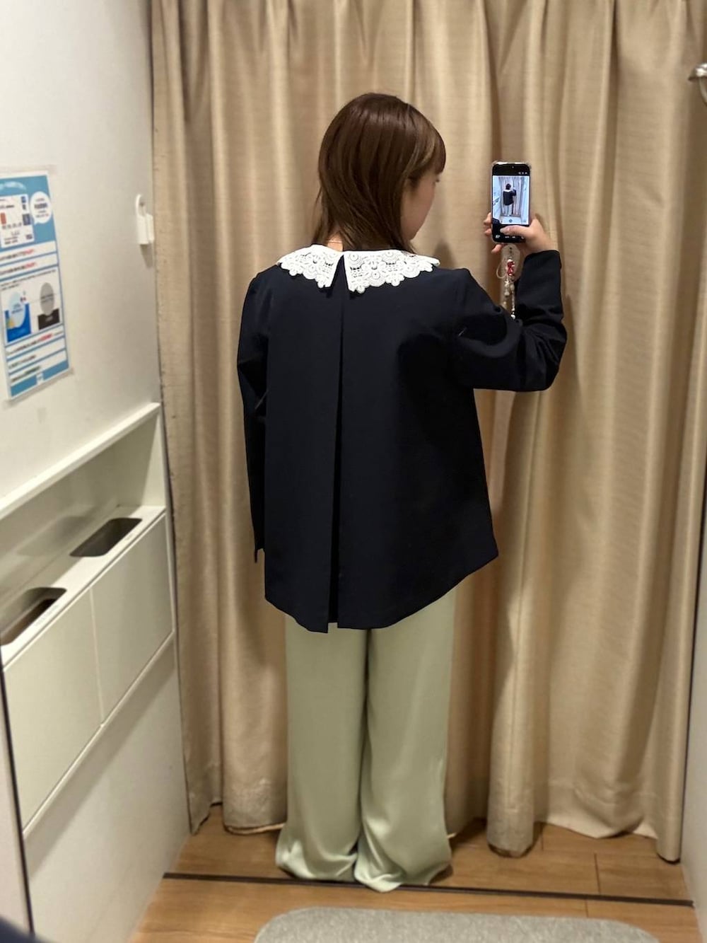 ブルー系のテーラードジャケット、グリーン系のその他パンツを着用したレディースの冬コーディネートの3枚目の写真