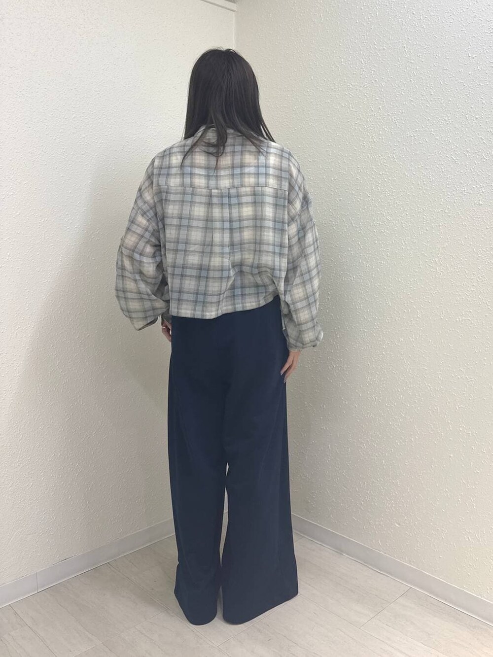 ブルー系のスウェットパンツ、ブルー系のシャツ/ブラウスを着用したレディースの春コーディネートの3枚目の写真