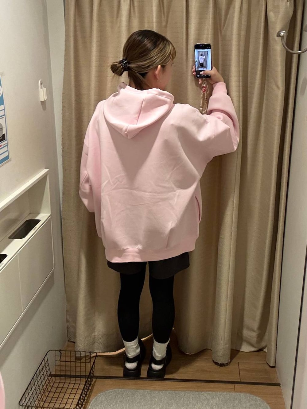 ピンク系のパーカー、グレー系のその他パンツ、ブラック系のサンダルを着用したレディースの冬コーディネートの2枚目の写真