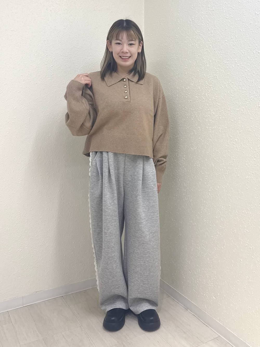 グレー系のスウェットパンツ、ブラック系のサンダル、ブラウン系のニット/セーターを着用したレディースの冬コーディネートの3枚目の写真