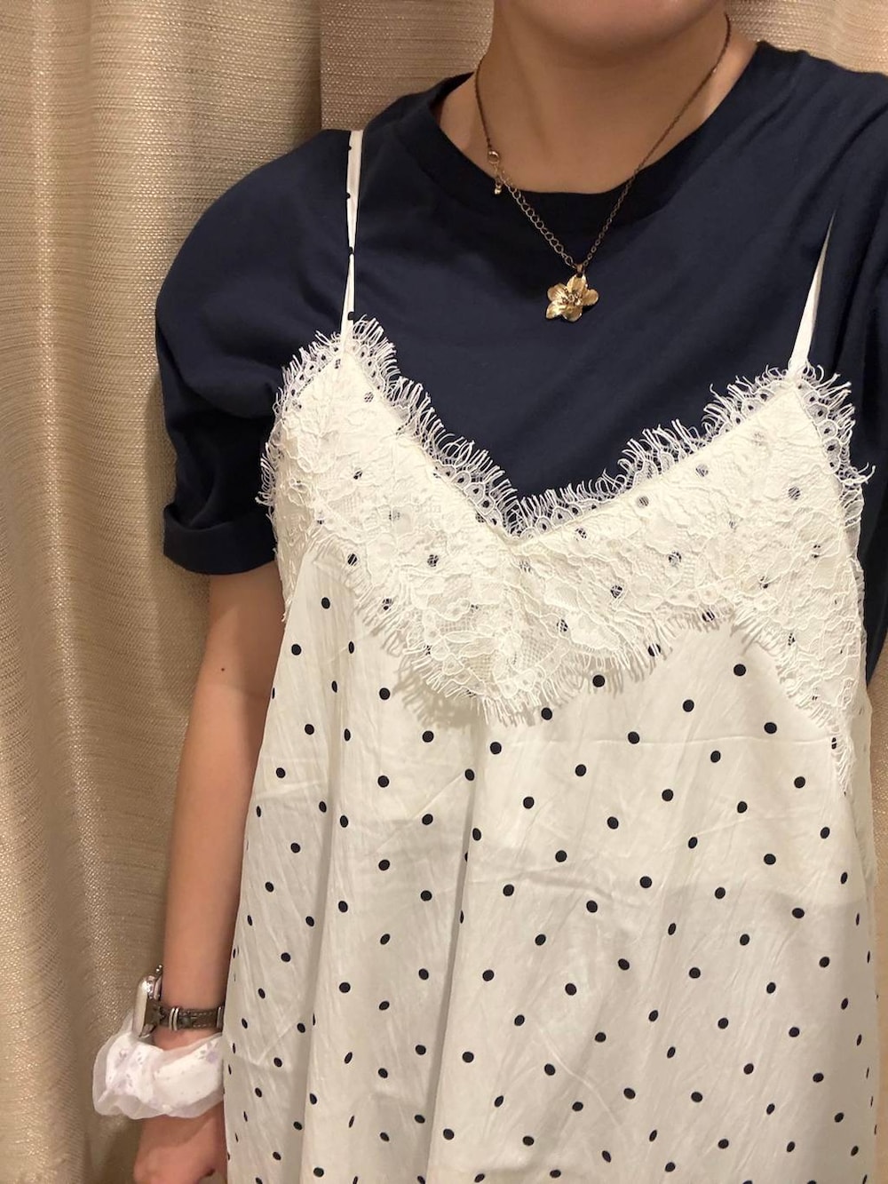 ブルー系のTシャツ/カットソー、ホワイト系のワンピース、ホワイト系のその他パンツを着用したレディースの夏コーディネートの3枚目の写真