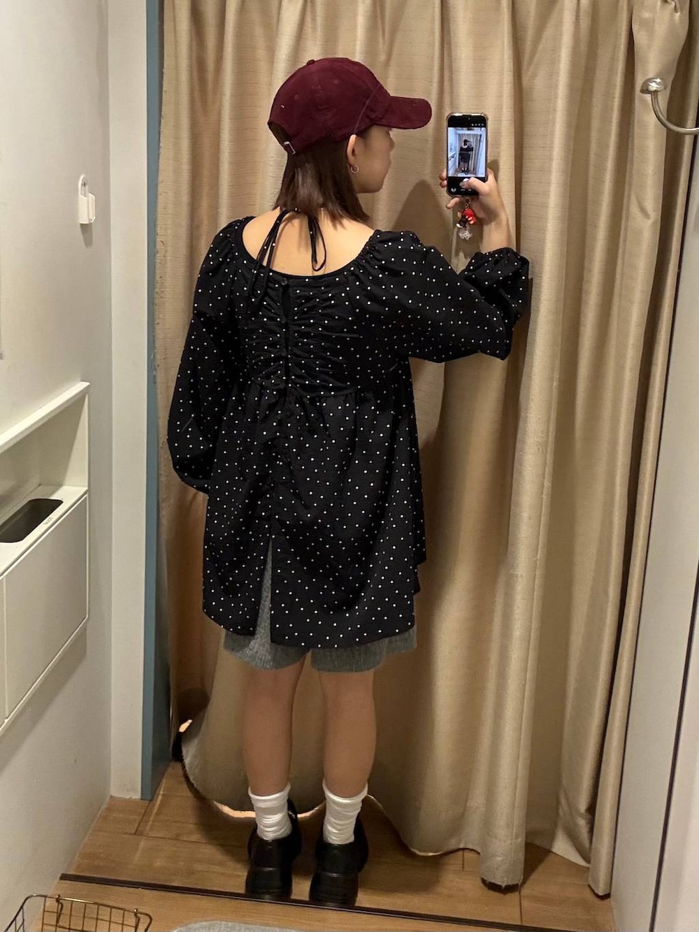 グレー系のその他パンツ、ブラック系のシャツ/ブラウス、ブラック系のローファーを着用したレディースの秋コーディネートの4枚目の写真