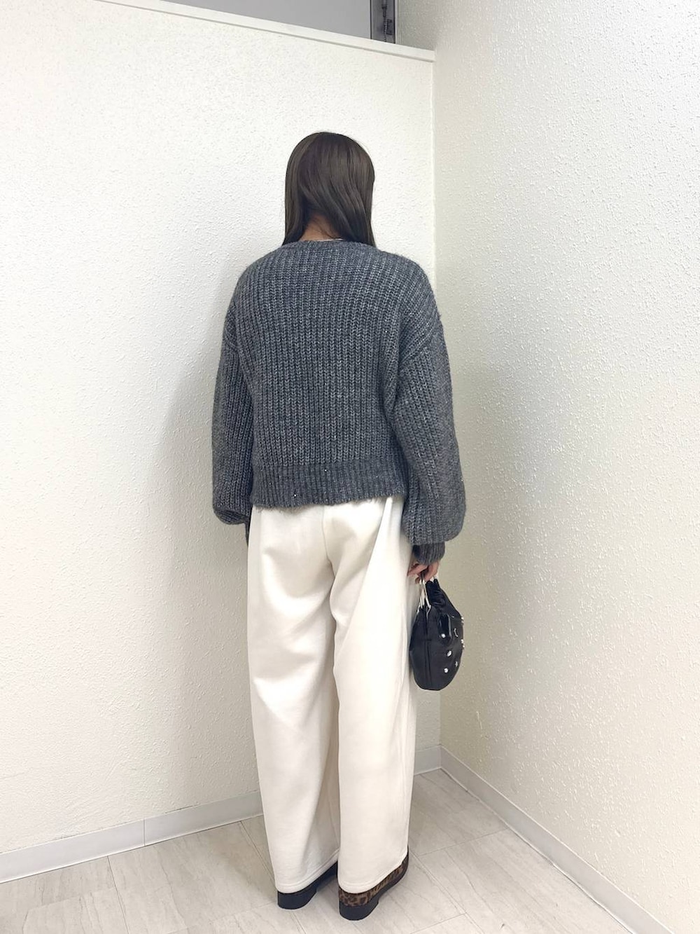 ベージュ系のスウェットパンツ、その他のローファー、ブラック系のハンドバッグを着用したレディースの冬コーディネートの3枚目の写真