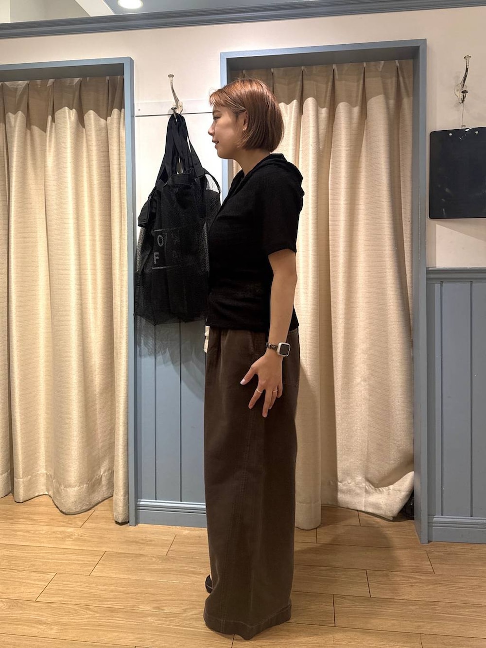 ブラック系のシャツ/ブラウス、ブラウン系のサンダル、ブラウン系のデニムパンツを着用したレディースの夏コーディネートの3枚目の写真