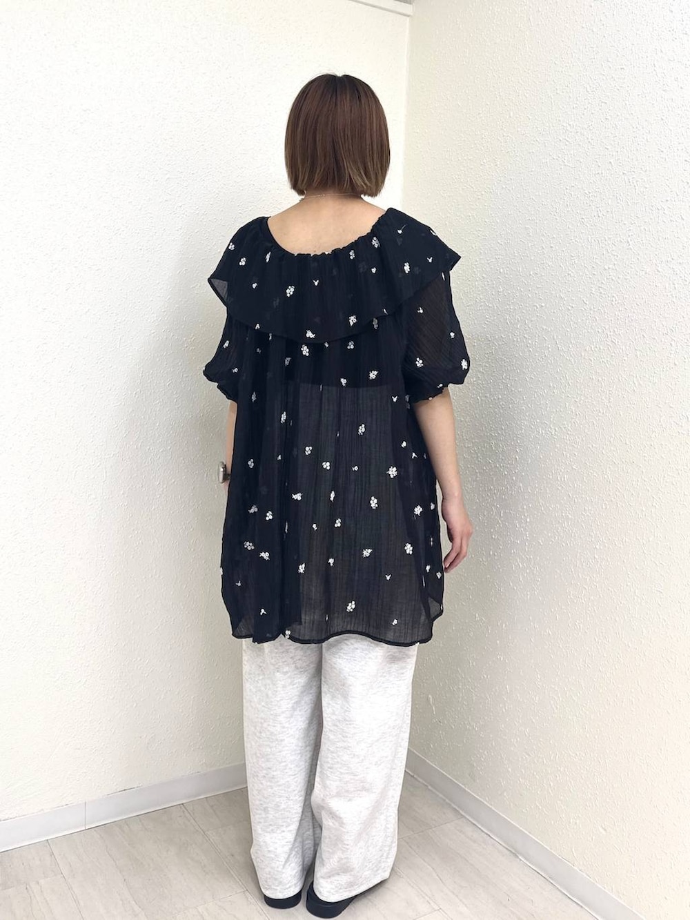 ブラック系のワンピース、グレー系のスウェットパンツ、ブラウン系のサンダルを着用したレディースの夏コーディネートの4枚目の写真