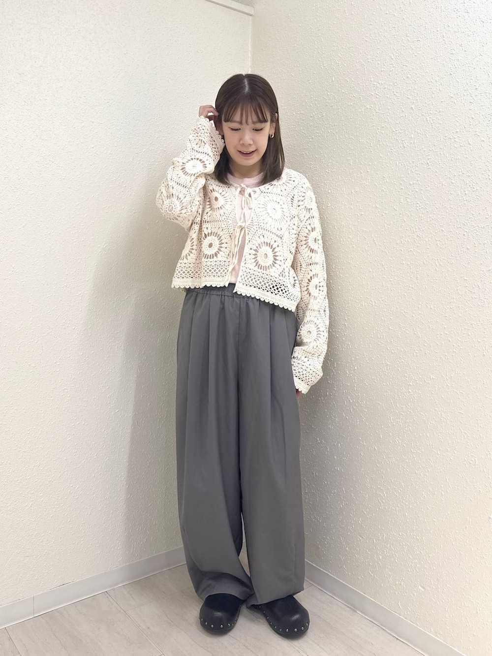 グレー系のその他パンツ、ピンク系のTシャツ/カットソー、ブラック系のサンダルを着用したレディースの春コーディネートの2枚目の写真