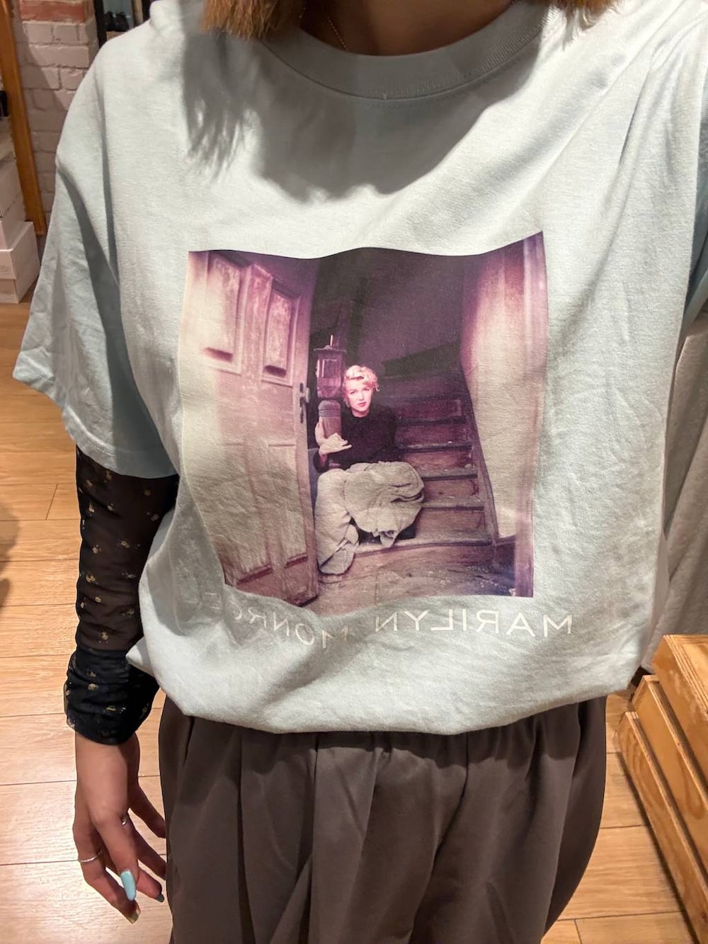 グレー系のその他パンツ、ブルー系のTシャツ/カットソー、ブルー系のTシャツ/カットソーを着用したレディースの春コーディネートの2枚目の写真