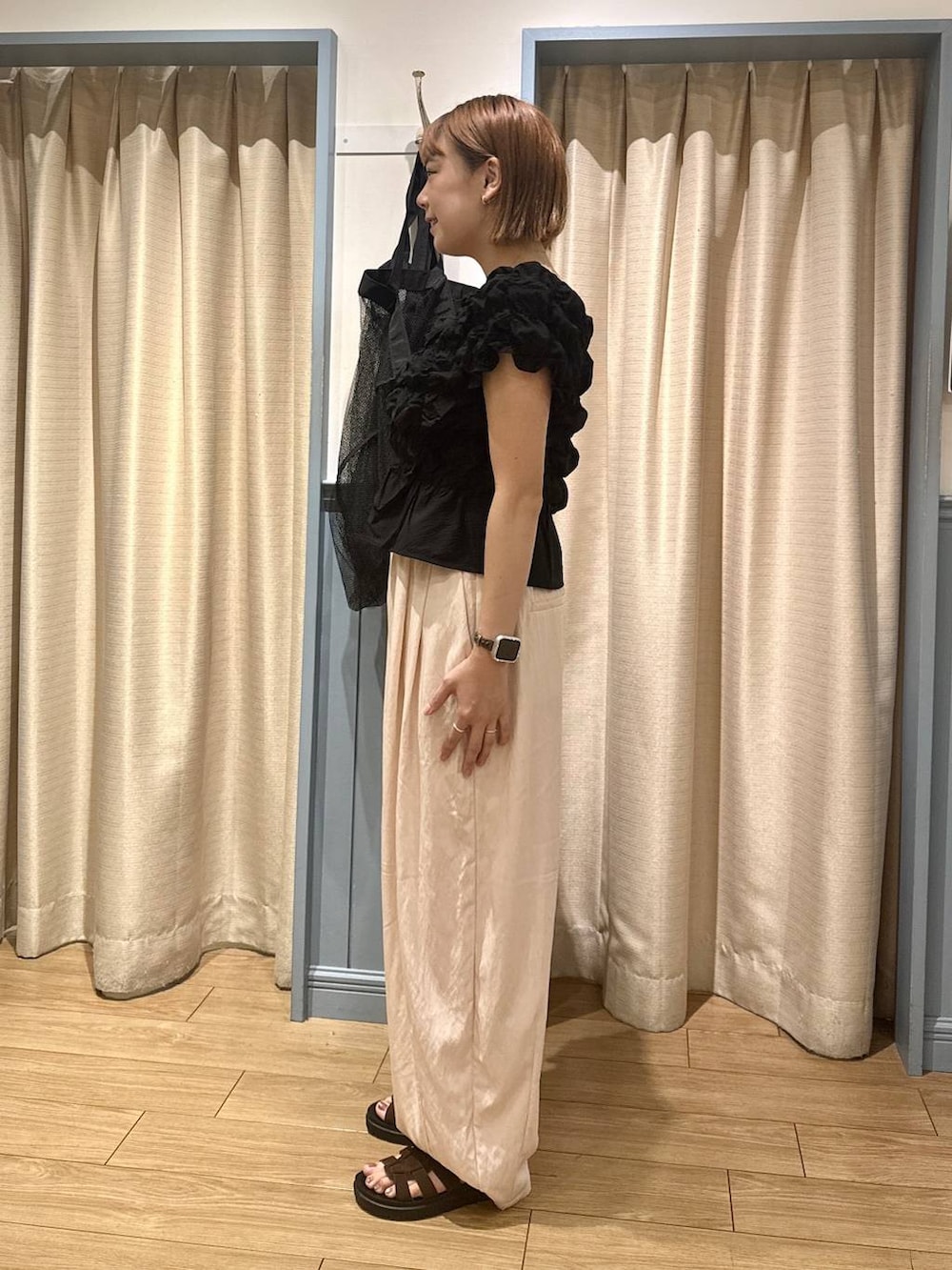 ブラック系のシャツ/ブラウス、ブラウン系のサンダル、ピンク系のその他パンツを着用したレディースの夏コーディネートの4枚目の写真