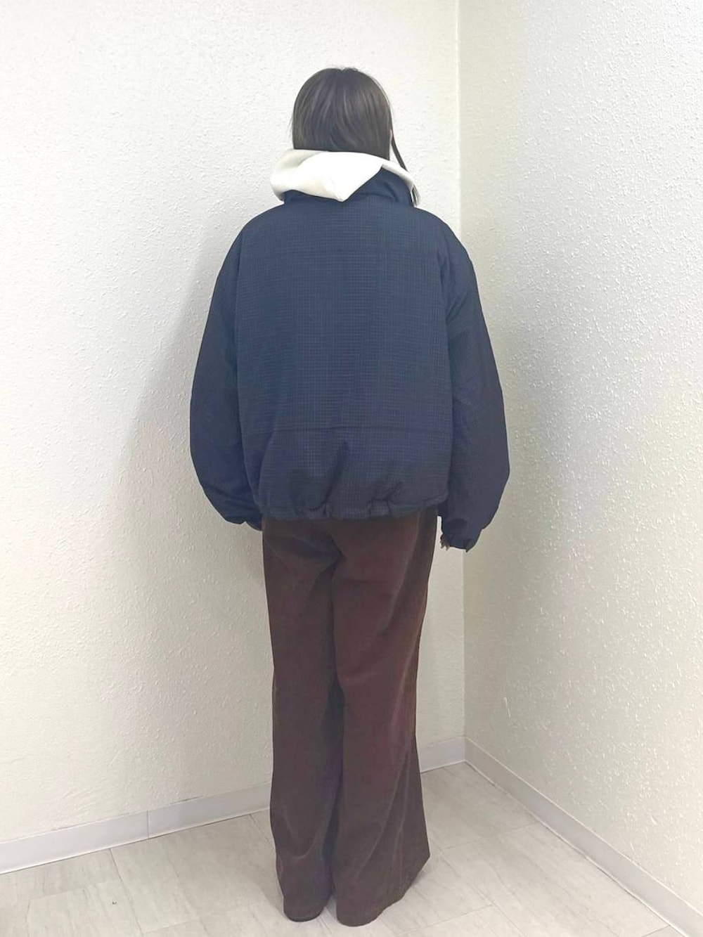 ブラウン系のその他パンツ、その他のローファー、ベージュ系のパーカーを着用したレディースの冬コーディネートの2枚目の写真