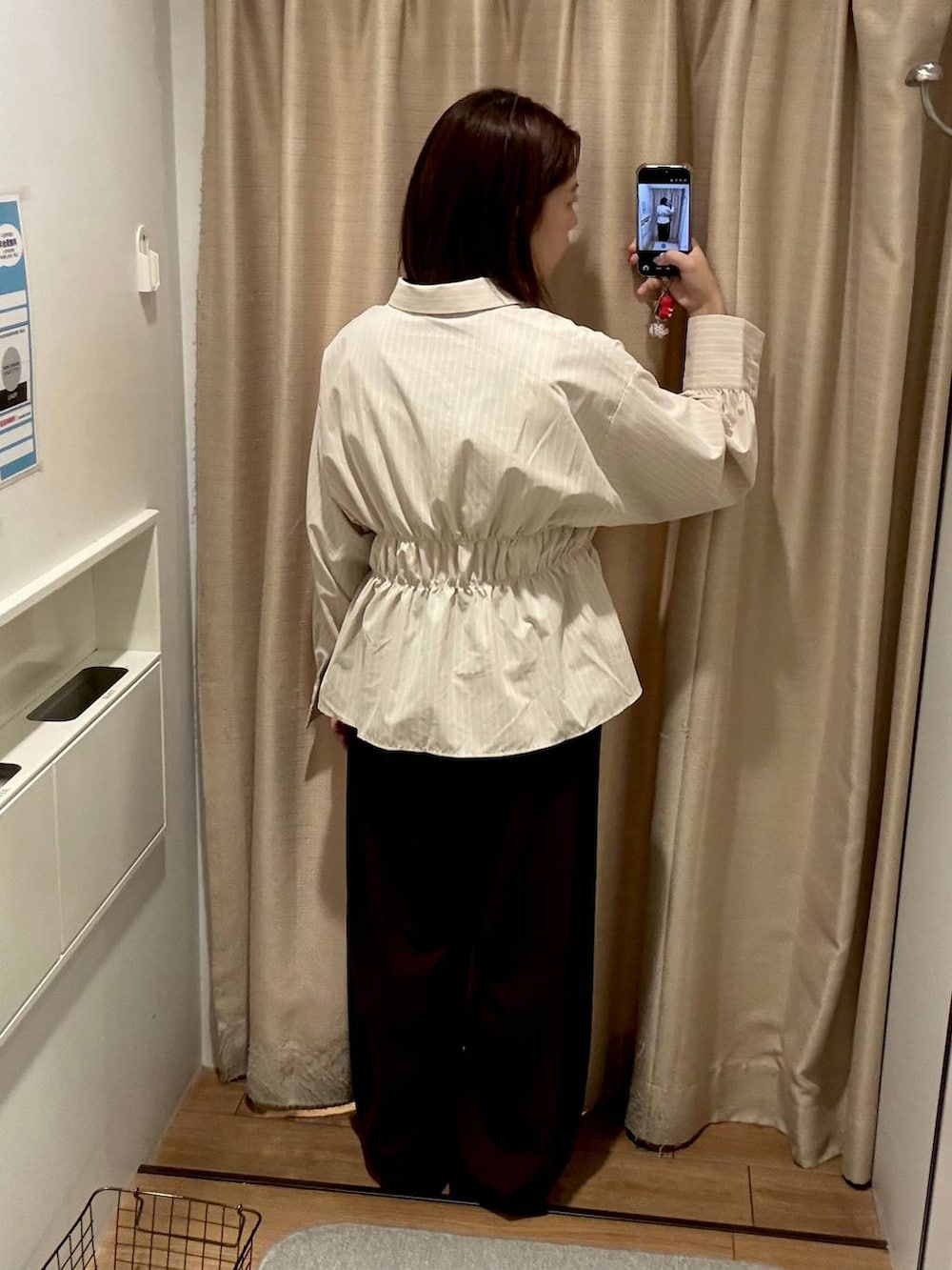 ブラック系のその他パンツを着用したレディースの秋コーディネートの4枚目の写真