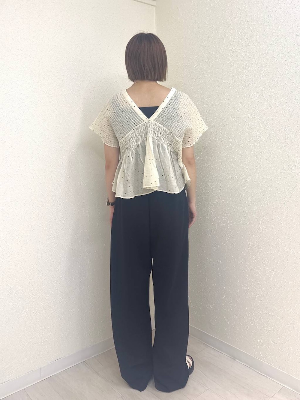 ブラック系のスウェットパンツ、ホワイト系のサンダル、その他のシャツ/ブラウスを着用したレディースの夏コーディネートの4枚目の写真