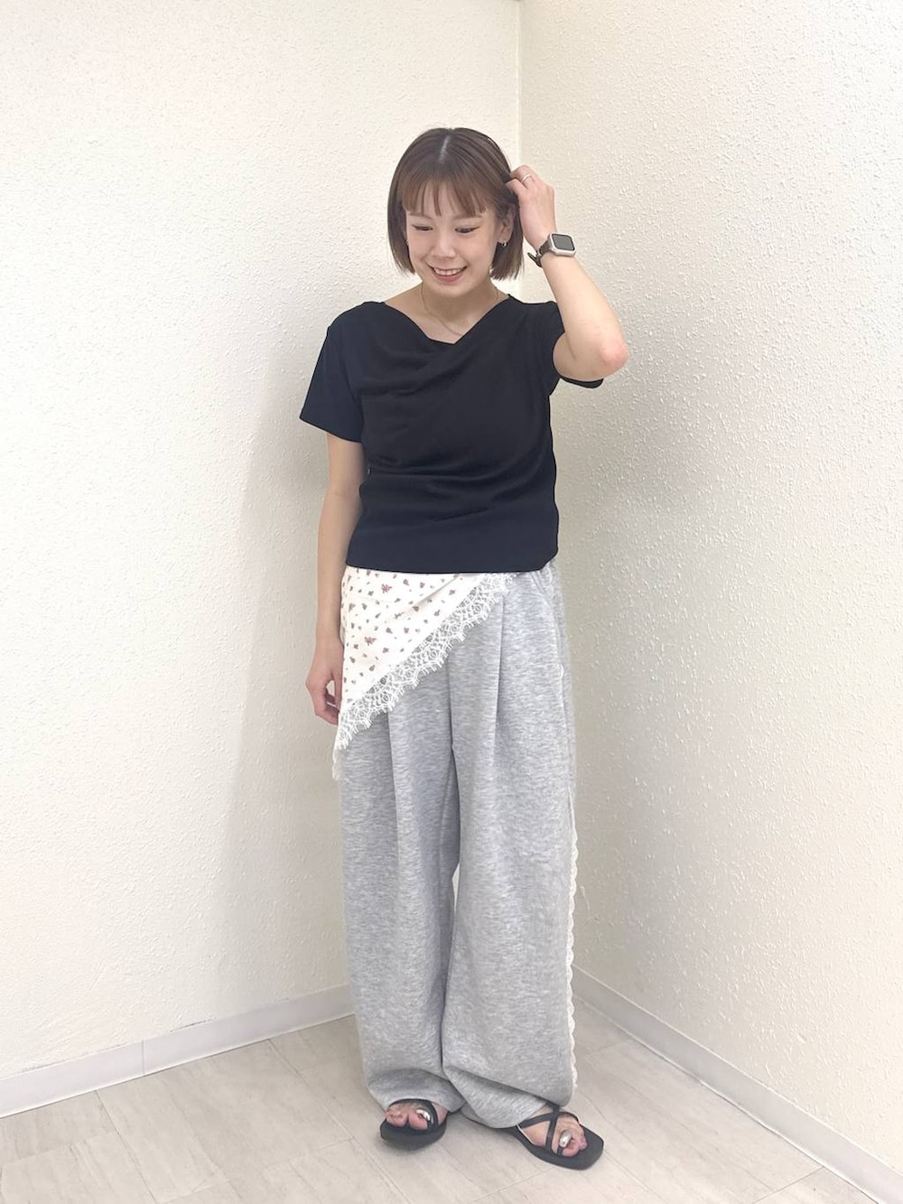 ブラック系のTシャツ/カットソー、グレー系のスウェットパンツ、ブラック系のサンダルを着用したレディースの夏コーディネートの2枚目の写真