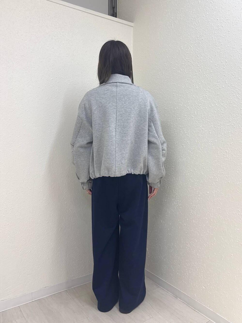 ブラック系のサンダル、ブルー系のスウェットパンツ、イエロー系のスウェットを着用したレディースの冬コーディネートの3枚目の写真