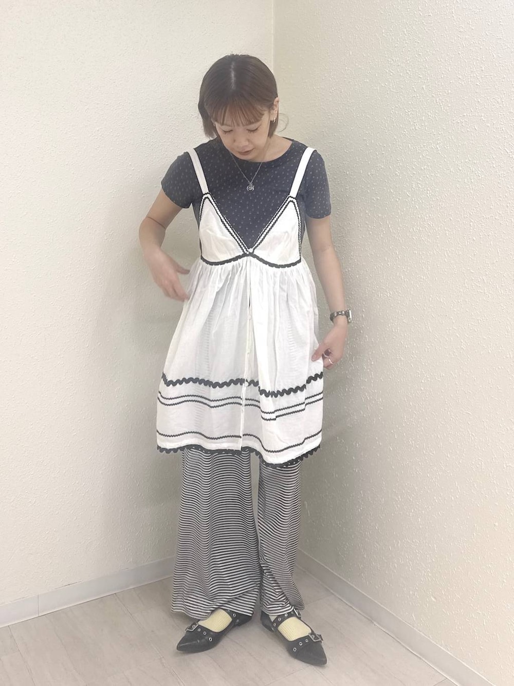 ホワイト系のその他パンツ、グレー系のTシャツ/カットソー、ホワイト系のワンピースを着用したレディースの夏コーディネートの2枚目の写真