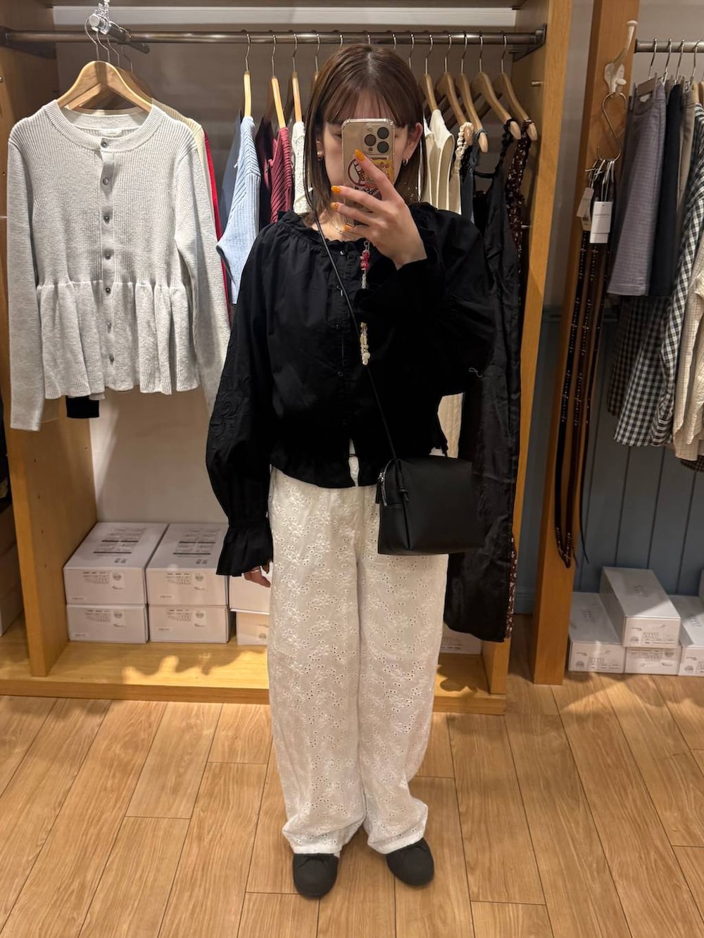 ブラック系のシャツ/ブラウス、ホワイト系のその他パンツを着用したレディースの春コーディネートの2枚目の写真